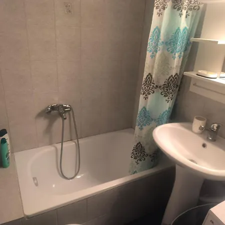 Perea Luxury Aprt With Balcony And Free Save Parking With Remote Control Переа