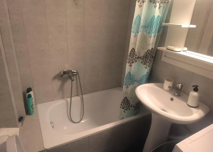 Perea Luxury Aprt With Balcony And Free Save Parking With Remote Control Переа